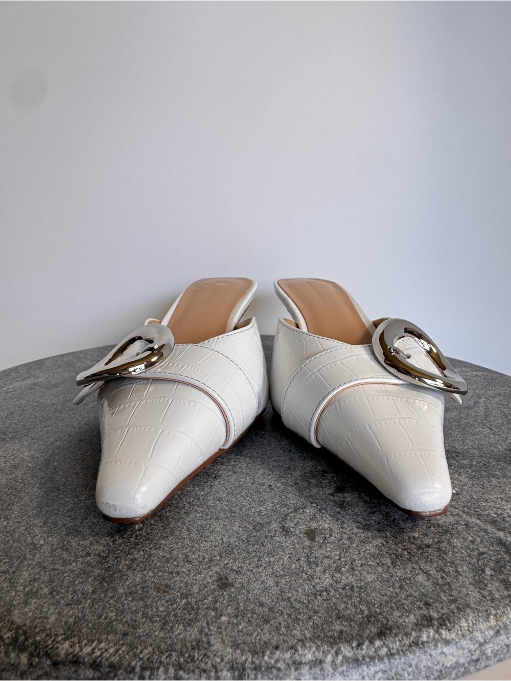 Ann Taylor White Leather Silver Pointed Toe Kitten Heels 6.5 - Picture 2 of 13